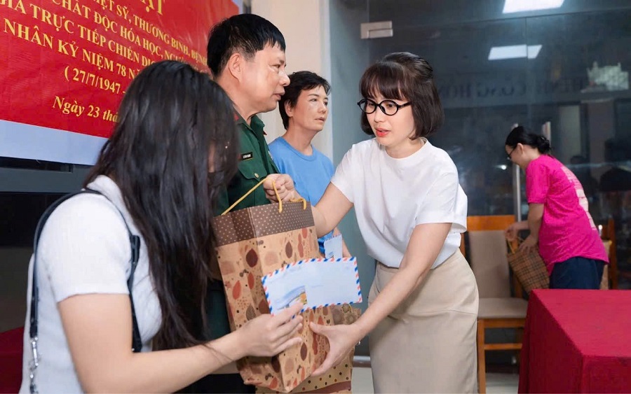 Chị Thảo An trao tặng quà cho người có công với cách mạng dịp 27/7 tại phường Hồng Hà (Hà Nội)