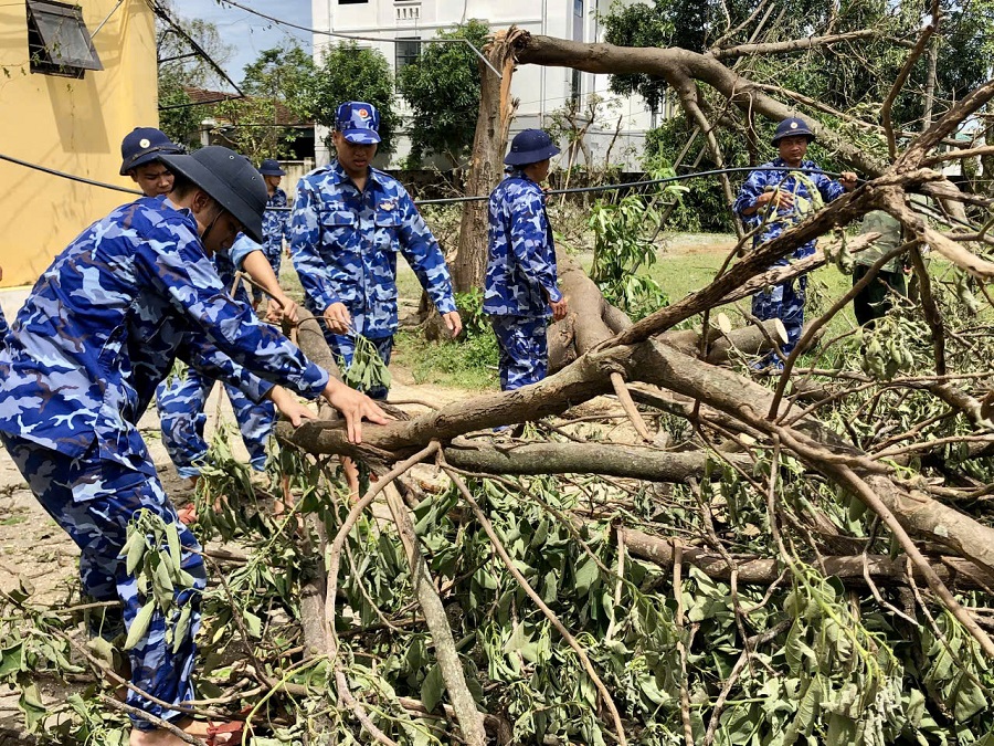 Giúp Trường THCS Nguyễn Trãi (xã Tiên Điền, Hà Tĩnh) thu dọn cây cối gãy đổ.