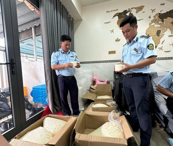 Đội Quản lý thị trường số 7, Chi cục Quản lý thị thường Cà Mau kiểm tra cơ sở kinh doanh kem trộn không rõ nguồn gốc