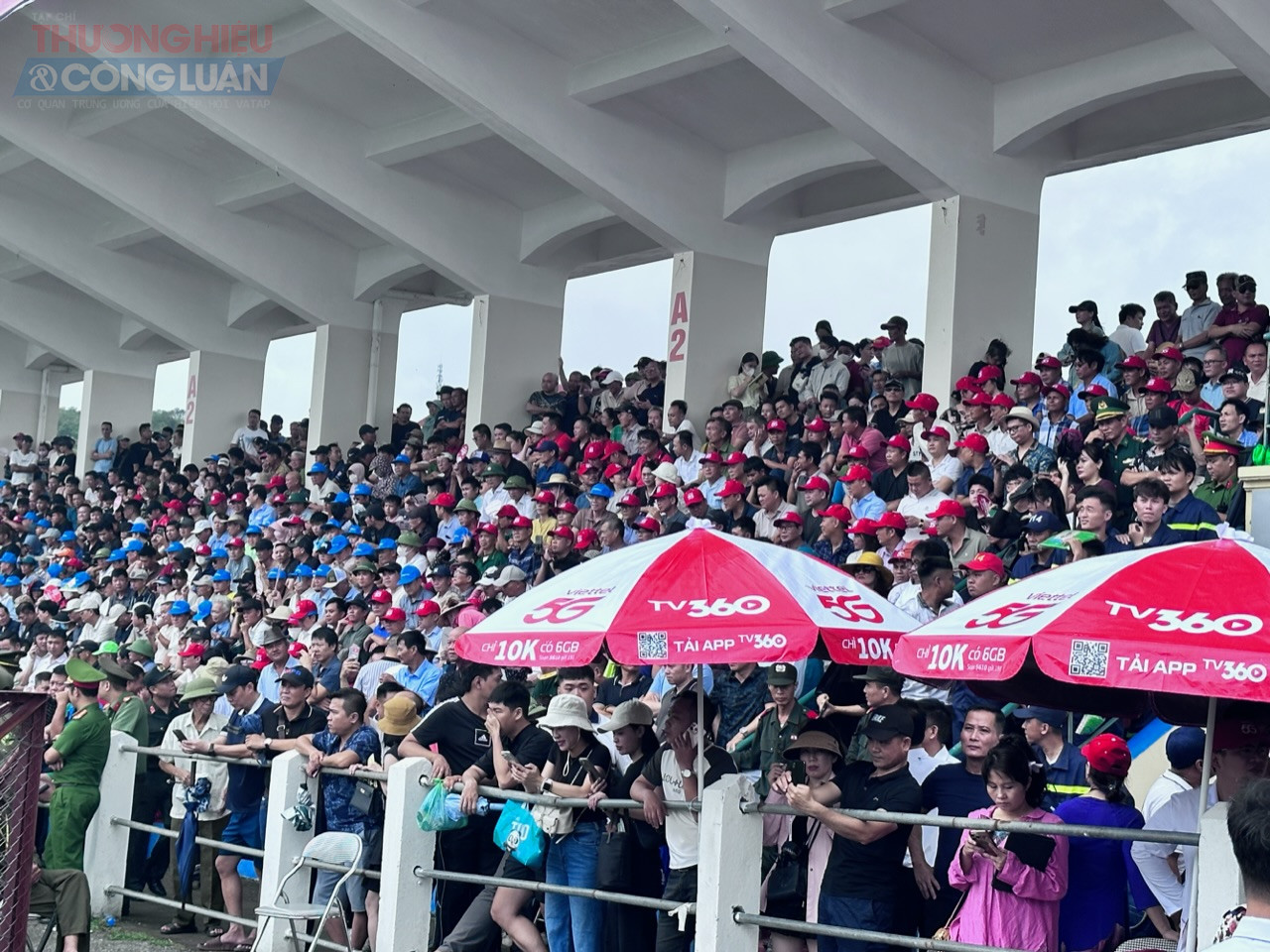 Hàng nghìn người thích thú khi xem Lễ hội chọi trâu Đồ Sơn. Hàng nghìn người thích thú khi xem Lễ hội chọi trâu Đồ Sơn.