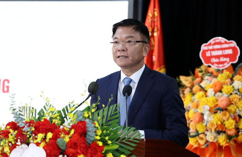 Phó Thủ tướng Lê Thành Long nhiệt liệt biểu dương sự nỗ lực, cố gắng và chúc mừng những thành tích mà Bộ, ngành công thương đạt được thời gian qua - Ảnh: VGP/Đức Tuân