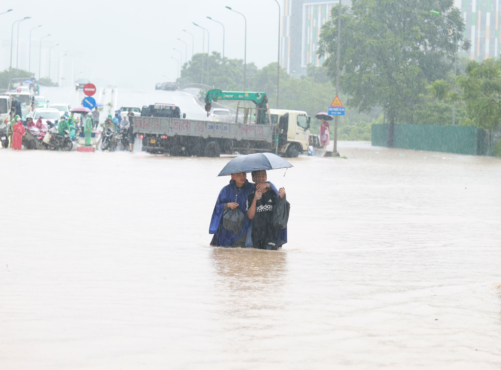 Trưa 30/9, nhiều tuyến đường ở Hà Nội vẫn bị ngập sâu trong đó đoạn QL70 hướng lên cầu vượt Tây Mỗ khiến người dân và các phương tiện bị mắc kẹt