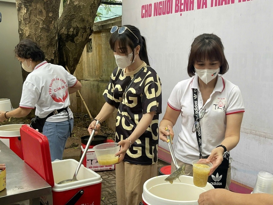 Chị Thảo An, Chủ nhiệm Câu lạc bộ Tâm An TN (áo trắng từ phải qua) phát cháo cho bệnh nhân tại Bệnh viện E