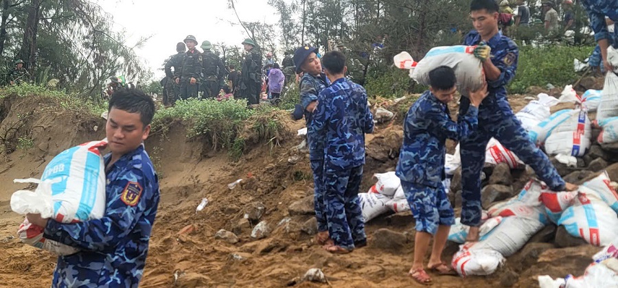 Cán bộ, chiến sĩ Hải đội 102 tích cực cùng Nhân dân gia cố các đoạn đê xung yếu tại xã Đan Hải.