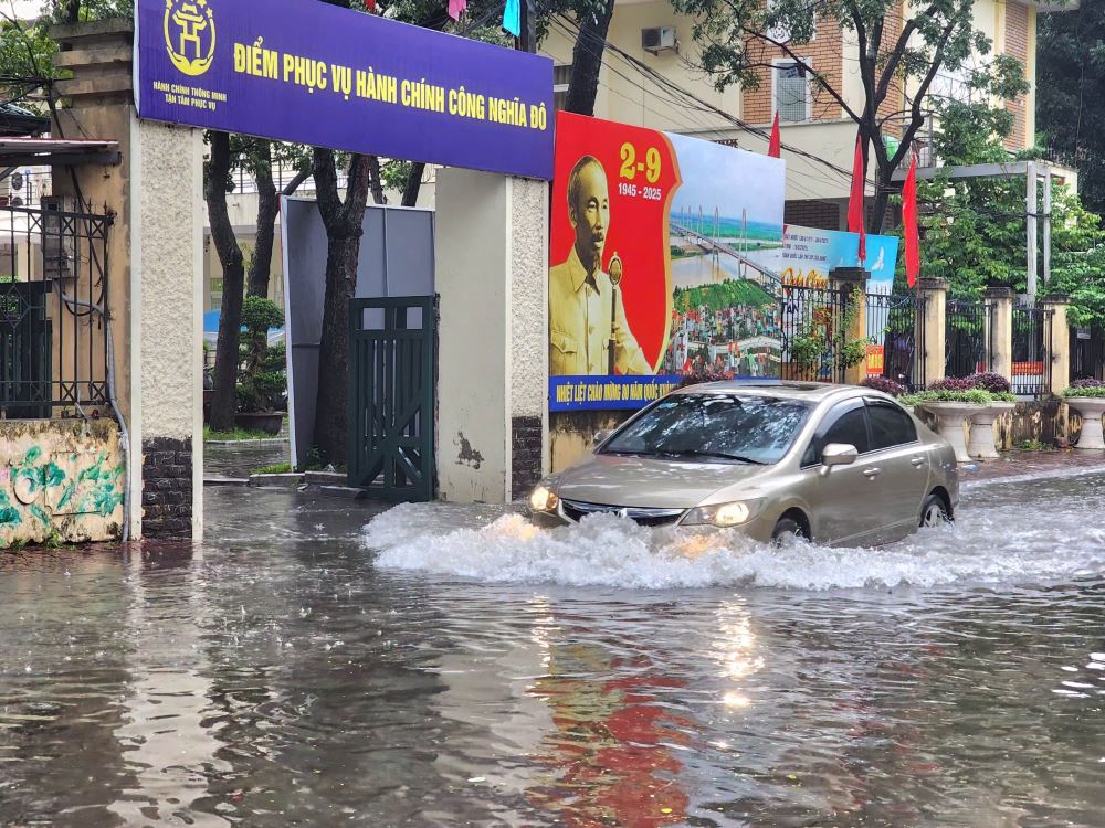Một điểm ngập tại khu vực phường Nghĩa Đô.