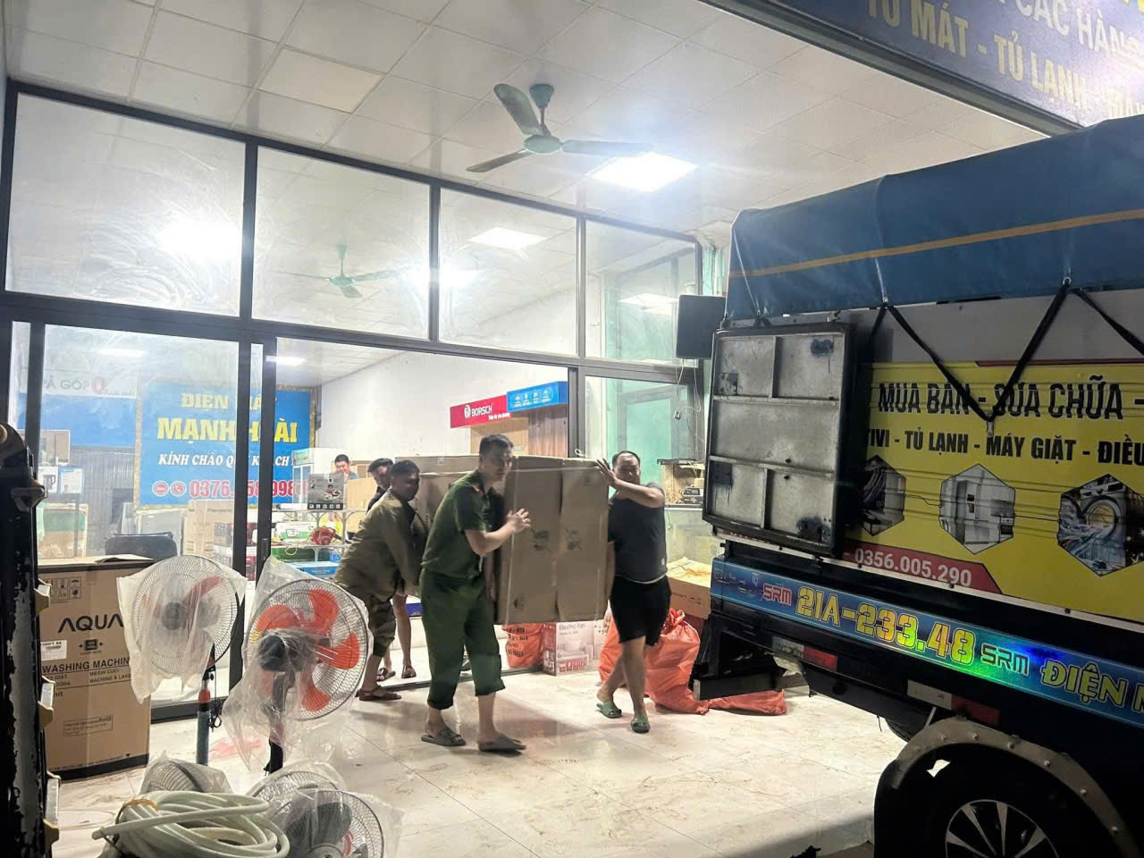 Các chiến sĩ Công an xã Tân Lĩnh, tỉnh Lào Cai trắng đêm hỗ trợ người dân di chuyển đồ đạc, phòng chống lũ. Các chiến sĩ Công an xã Tân Lĩnh, tỉnh Lào Cai trắng đêm hỗ trợ người dân di chuyển đồ đạc, phòng chống lũ.