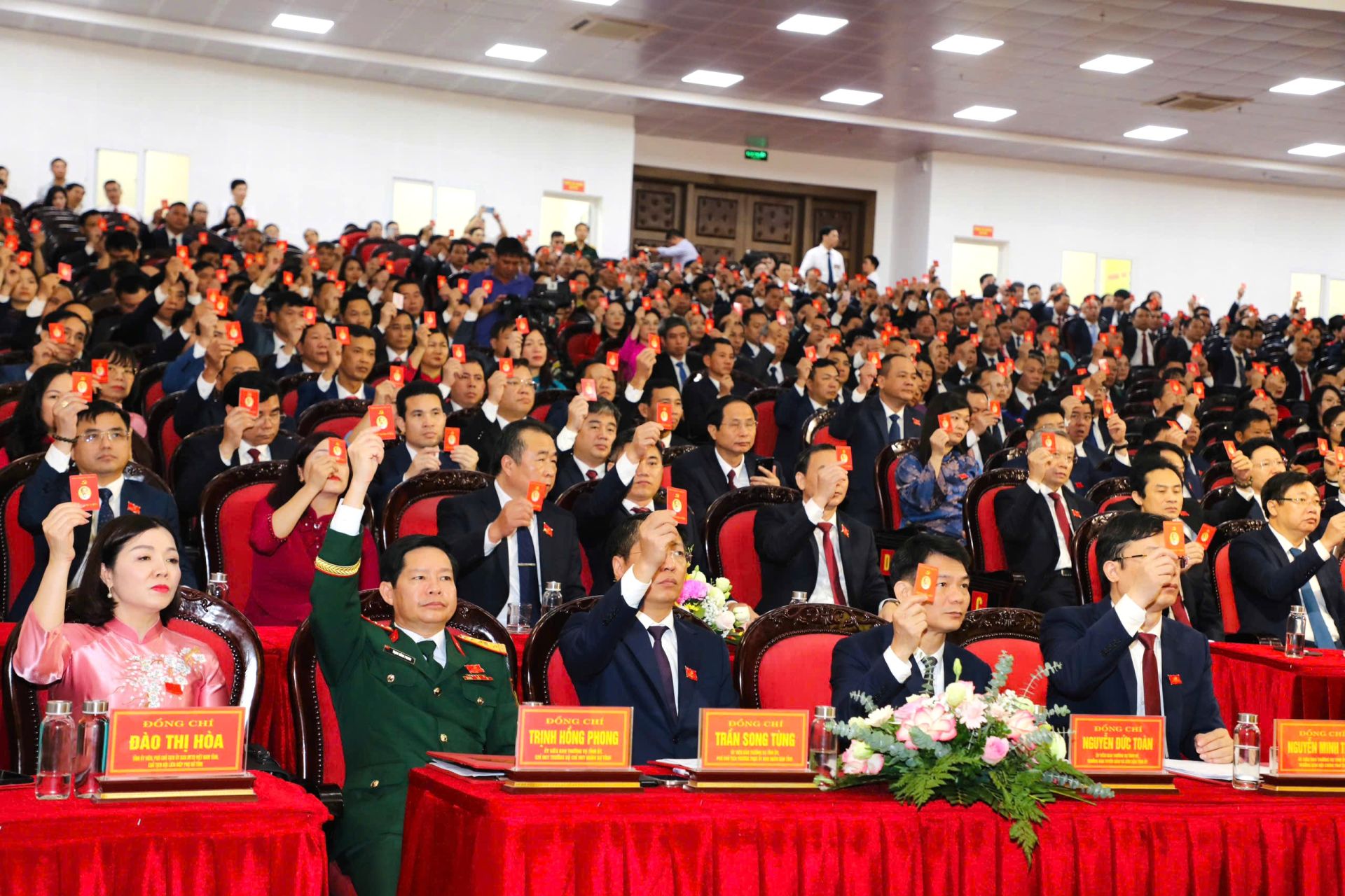 Đại hội biểu quyết bầu Đoàn Chủ tịch, Đoàn Thư ký, Ban Thẩm tra tư cách đại biểu của Đại hội