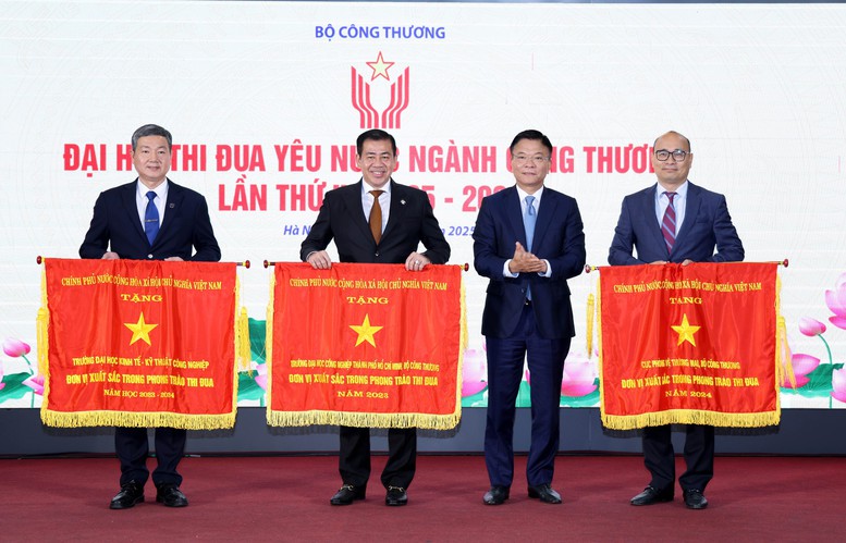 Phó Thủ tướng Lê Thành Long trao Cờ thi đua của Chính phủ tặng các đơn vị xuất sắc - Ảnh: VGP/Đức Tuân