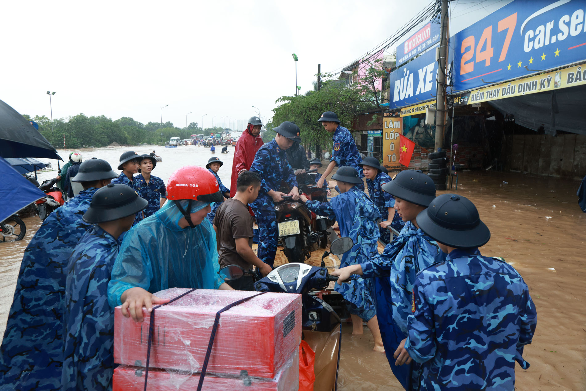 Cảnh sát biển Việt Nam vẫn miệt mài ngâm mình dưới nước, hỗ trợ hàng trăm lượt người dân cùng phương tiện vượt qua điểm ngập