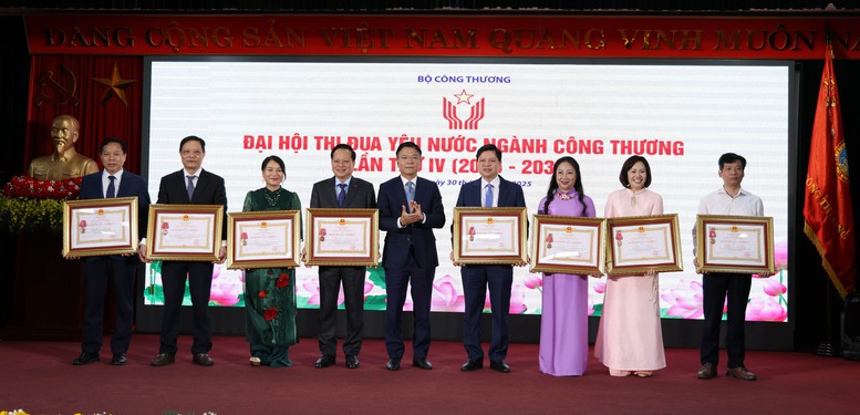 Phó Thủ tướng trao Huân chương Lao động cho các đơn vị và cá nhân xuất sắc - Ảnh: VGP/Đức Tuân