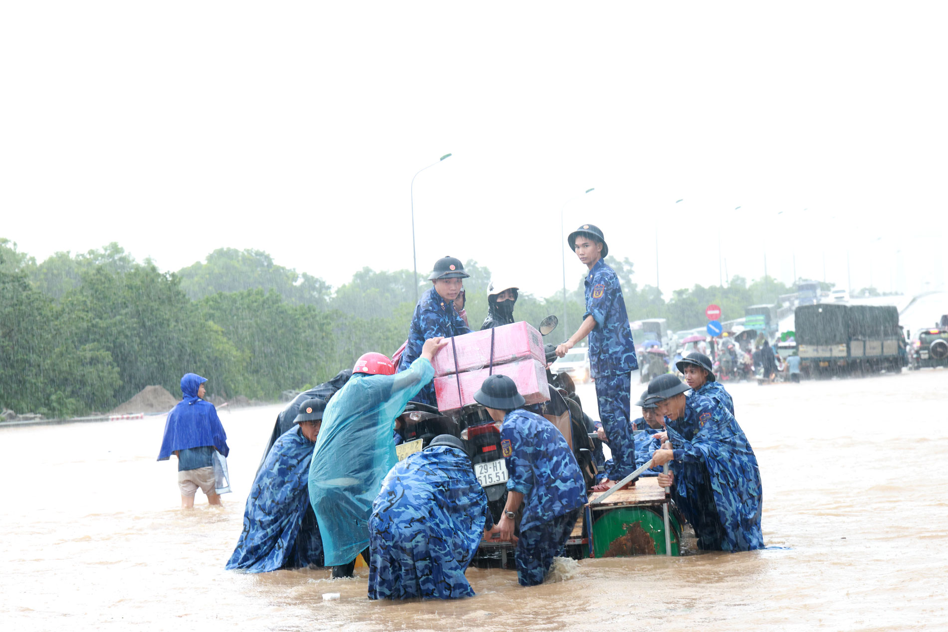 Không quản mưa bão những người lính Cảnh sát biển Việt Nam vẫn luôn tận tình giúp đỡ người dân cùng phương tiện vượt qua điểm ngập