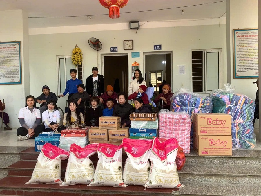 Chị Thảo An và các thành viên Câu lạc bộ Tâm An TN trao tặng quà cho điểm trường tại Thái Nguyên