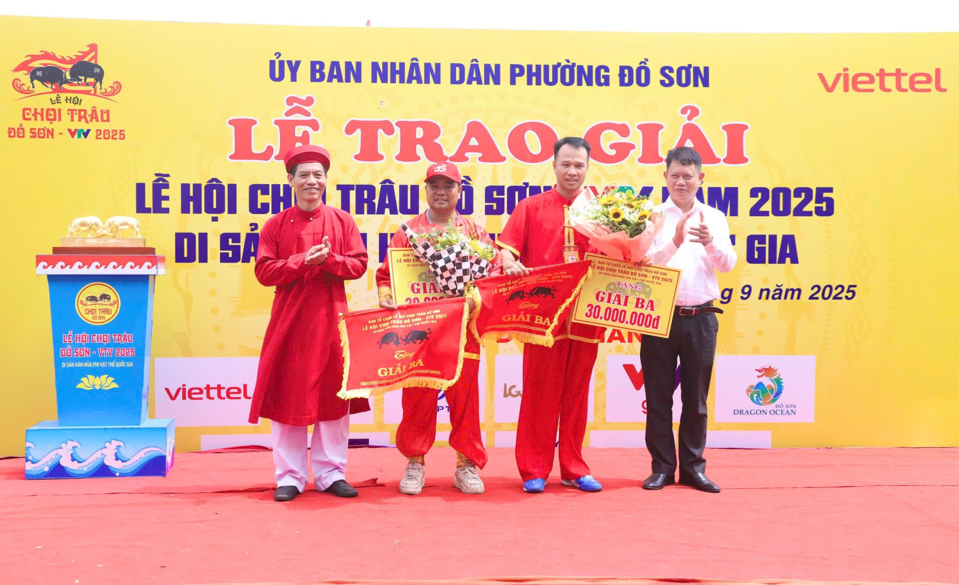 Trâu số 04 của ông Nguyễn Ngọc Hùng và trâu số 14 của ông Nguyễn Văn Nam cùng giành giải Ba.