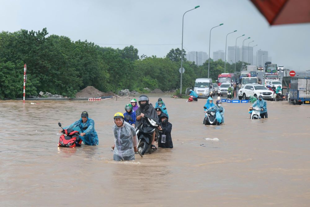 Do ảnh hưởng của bão số 10, đoạn QL70 hướng lên cầu vượt Tây Mỗ bị ngập sâu gần 1 m, khiến hàng trăm phương tiện mắc kẹt.