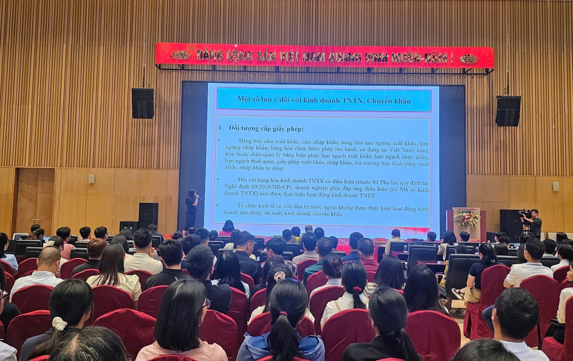 Đại diện Cục Xuất nhập khẩu (Bộ Công Thương) giới thiệu nội dung về phân quyền, phân cấp trong lĩnh vực xuất nhập khẩu.