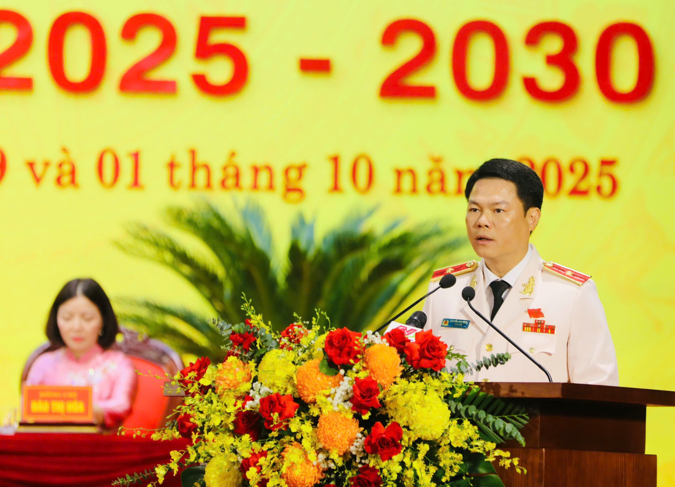 Thiếu tướng Nguyễn Hữu Mạnh - Ủy viên Ban Thường vụ Tỉnh ủy, Giám đốc Công an tỉnh - thay mặt Đoàn Chủ tịch thông qua Chương trình Đại hội