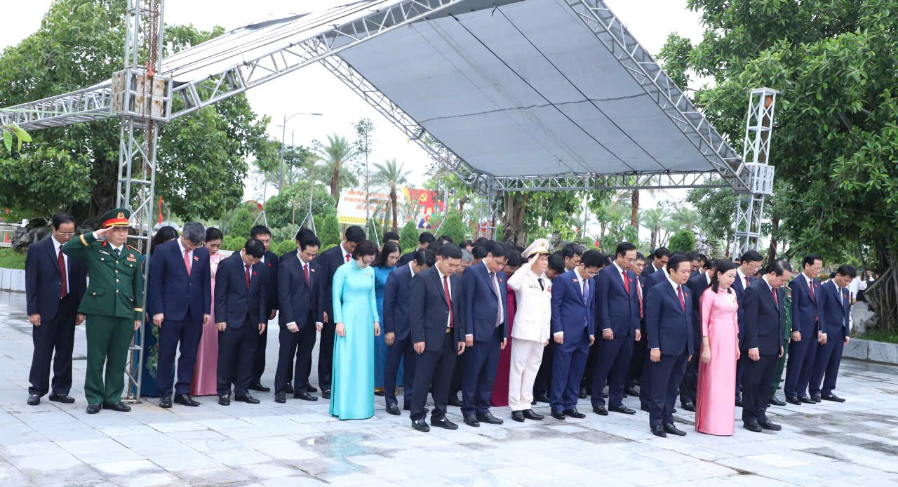 Trước đó, 8h sáng cùng ngày, Ban Chấp hành Đảng bộ tỉnh Ninh Bình tổ chức đặt vòng hoa, dâng hương tưởng niệm các anh hùng liệt sĩ tại Đài tưởng niệm Liệt sĩ tỉnh Ninh Bình.
