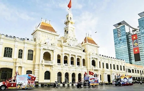 Tổ chức diễu hành xe hoa chào mừng Đại hội Đại biểu Đảng bộ TP. HCM lần thứ I