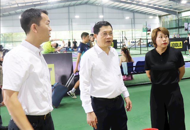 Phó Chủ tịch Thường trực HĐND thành phố, Chủ tịch Liên đoàn Pickleball thành phố Đà Nẵng Trần Phước Sơn (giữa) kiểm tra khu vực sân thi đấu cho hạng mục phong trào của giải. Phó Chủ tịch Thường trực HĐND thành phố, Chủ tịch Liên đoàn Pickleball thành phố Đà Nẵng Trần Phước Sơn (giữa) kiểm tra khu vực sân thi đấu cho hạng mục phong trào của giải.