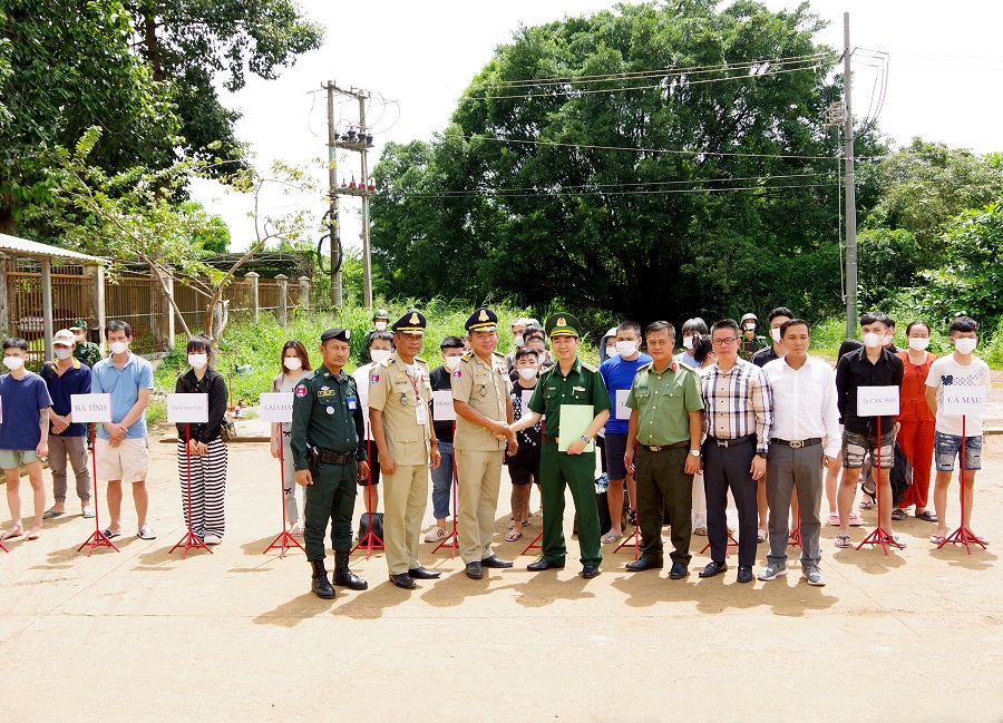 Các đơn vị phối hợp tiếp nhận 27 công dân từ lực lượng chức năng Campuchia bàn giao