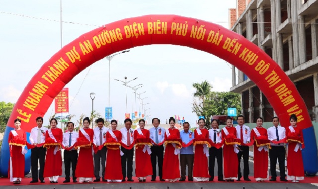 Đại biểu lãnh đạo, quan khách thực hiện nghi thức cắt băng khánh thành Dự án. Ảnh: LP