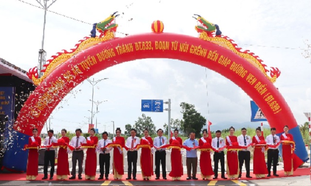 Đại biểu lãnh đạo, quan khách thực hiện nghi thức cắt băng khánh thành Dự án Tuyến đường tránh ĐT.633, đoạn Núi Ghềnh-ĐT.639.Ảnh: L.Phương