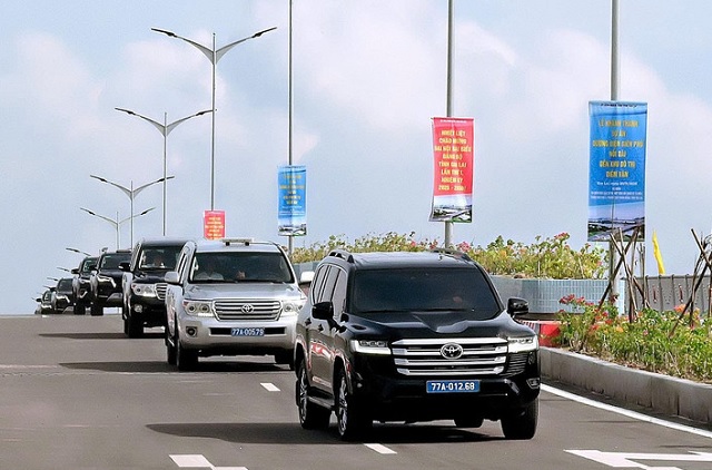 Đoàn xe lãnh đạo, quan khách tham quan tuyến đường Điện Biên Phủ nối dài.