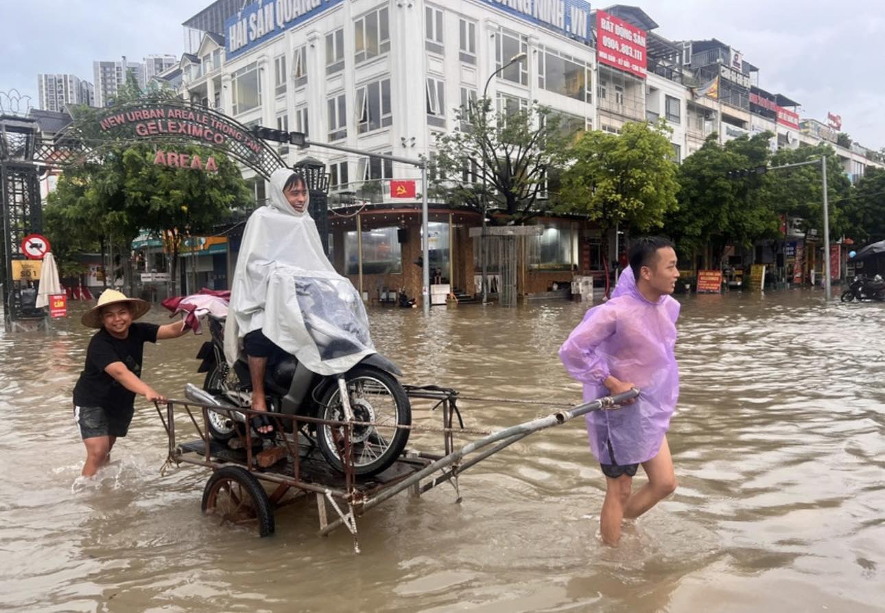Hà Nội xuất hiện 65 điểm úng ngập trên nhiều tuyến phố, nhiều dịch vụ chở người, xe "nở rộ"