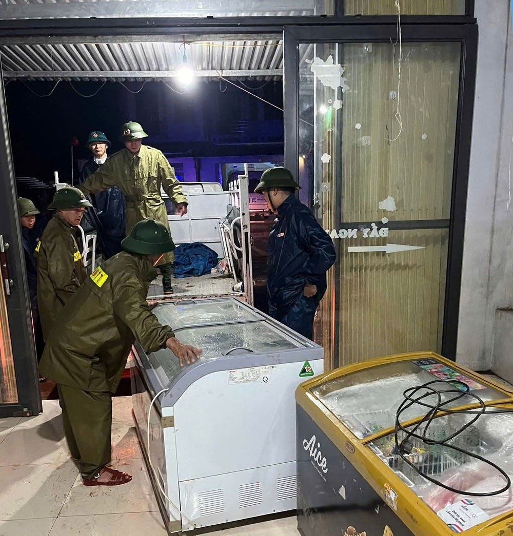 Lực lượng chức năng xã Tuấn Đạo hỗ trợ người dân di chuyển tài sản. Ngay trong đêm đã có gần 100 hộ được hỗ trợ di dời người và tài sản đến nơi an toàn.