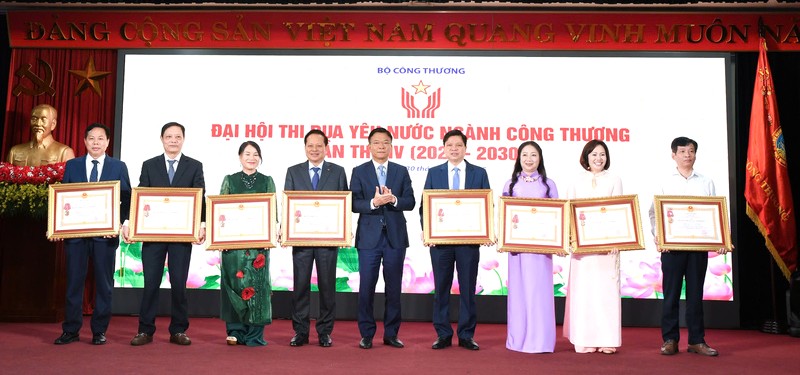 Phó Thủ tướng Chính phủ Lê Thành Long thay mặt lãnh đạo Đảng, Nhà nước trao Huân chương Lao động cho tập thể và cá nhân thuộc Bộ Công Thương đã có thành tích xuất sắc trong công tác góp phần vào sự nghiệp xây dựng chủ nghĩa xã hội và bảo vệ Tổ quốc.