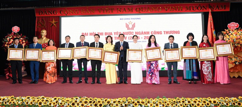 Thừa ủy quyền của lãnh đạo Đảng, Nhà nước, Bộ trưởng Bộ Công Thương Nguyễn Hồng Diên đã trao Bằng khen của Thủ tướng Chính phủ cho các tập thể, cá nhân xuất sắc,