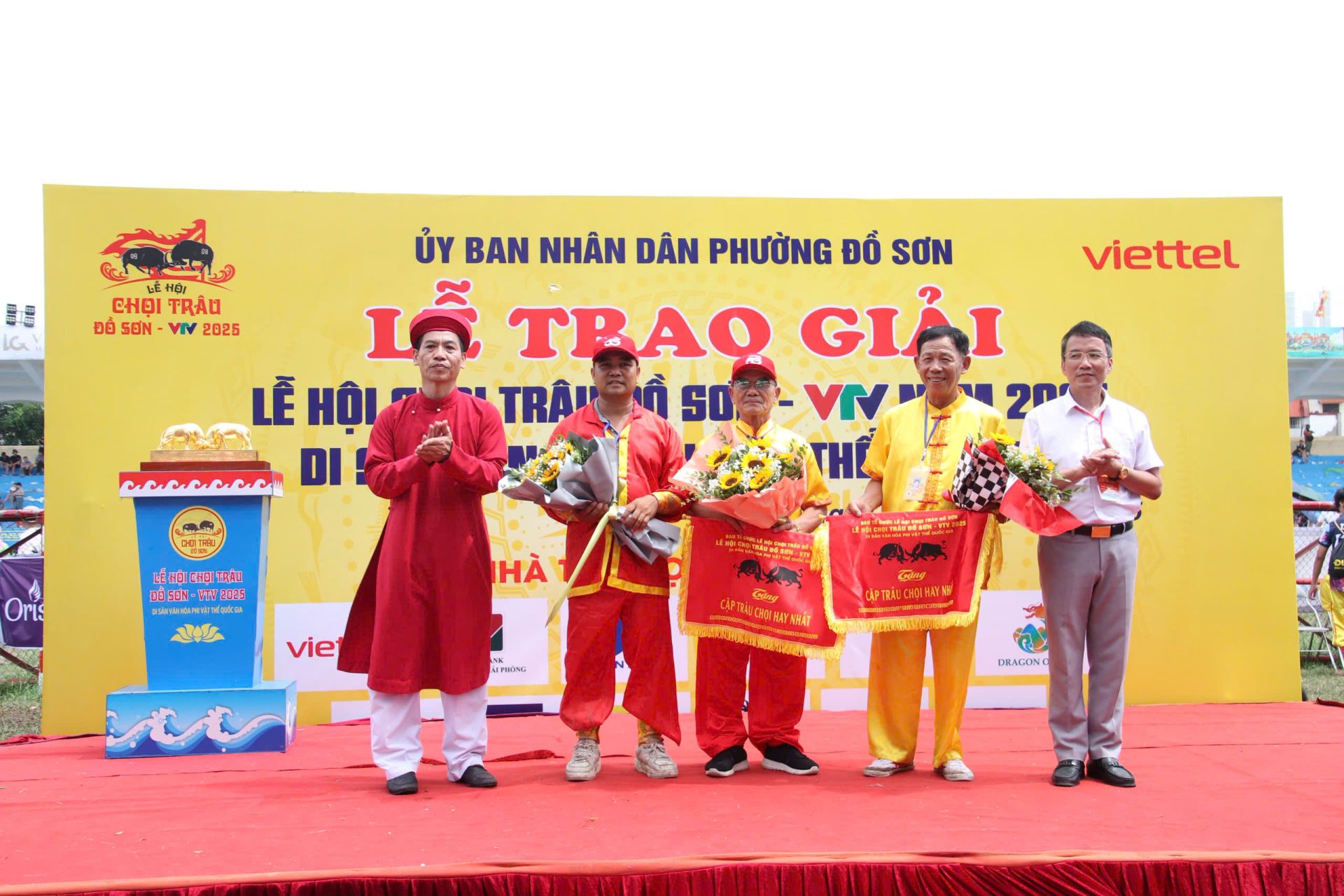 Ban Tổ chức trao giải trâu chọi hay nhất cho trâu số 07 của ông Phí Văn Hiền và trâu số 01 của ông Hoàng Gia Thơm.