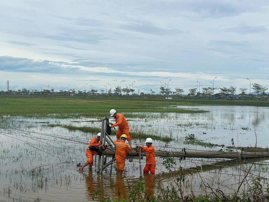 Nỗ lực khôi phục cấp điện cho khách hàng sau bão số 10
