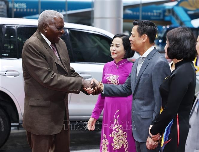 Phó Chủ tịch Quốc hội Nguyễn Thị Thanh cùng đại diện lãnh đạo các bộ, ngành đón Chủ tịch Quốc hội Cuba Esteban Lazo Hernández tại sân bay quốc tế Nội Bài. Ảnh: Minh Đức/TTXVN Phó Chủ tịch Quốc hội Nguyễn Thị Thanh cùng đại diện lãnh đạo các bộ, ngành đón Chủ tịch Quốc hội Cuba Esteban Lazo Hernández tại sân bay quốc tế Nội Bài. Ảnh: Minh Đức/TTXVN