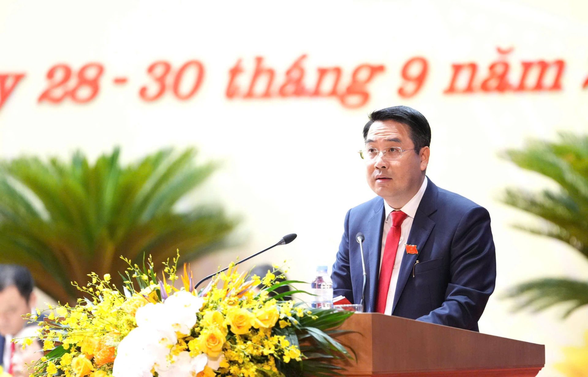 Đồng ch&iacute; Nguyễn Tuấn Anh - Ph&oacute; B&iacute; thư Tỉnh ủy thay mặt Đo&agrave;n Chủ tịch tr&igrave;nh b&agrave;y B&aacute;o c&aacute;o tổng hợp &yacute; kiến tham gia v&agrave; dự thảo Văn kiện Đại hội Đảng bộ tỉnh nhiệm kỳ 2025 - 2030