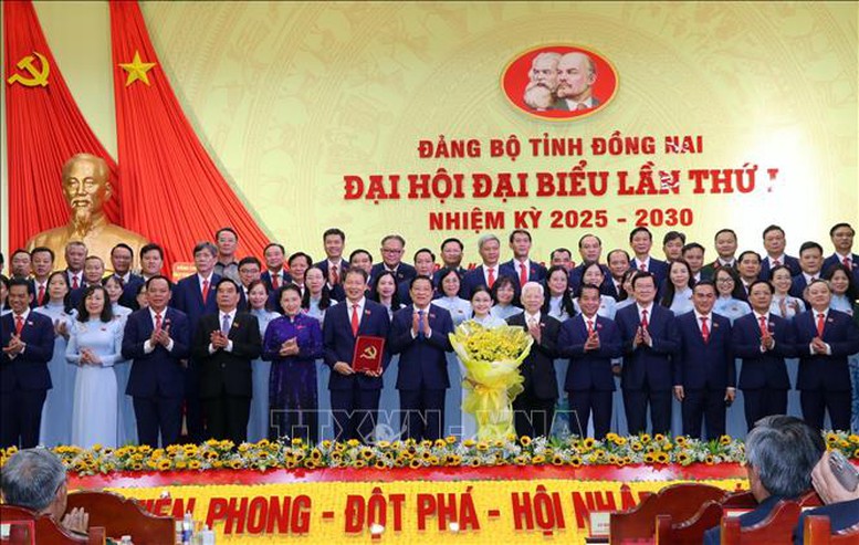 Đồng chí Phan Đình Trạc trao Quyết định của Bộ Chính trị, Ban Bí thư chỉ định Ban Chấp hành, Ban Thường vụ Tỉnh uỷ Đồng Nai