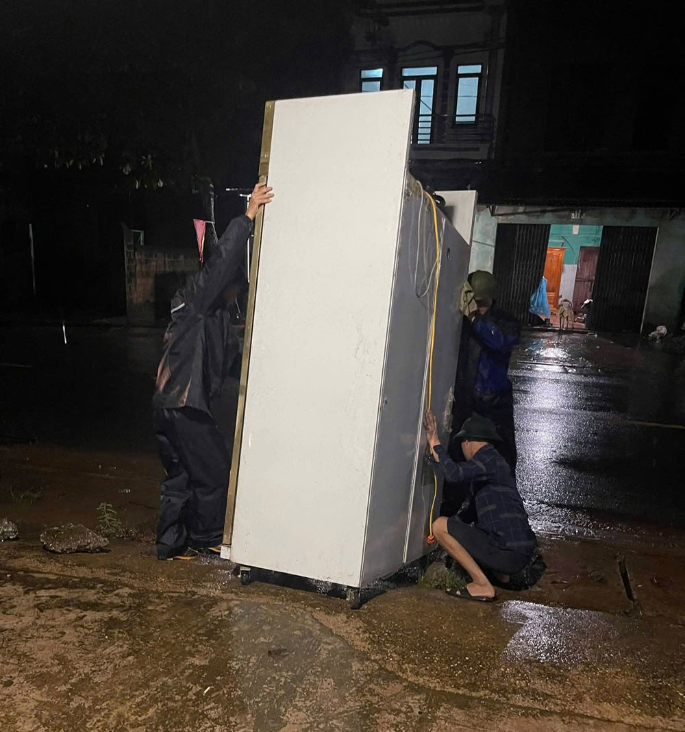 Người dân thôn Đồng Chu, xã Yên Định di chuyển đồ đạc trong đêm.