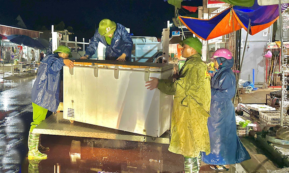 Lực lượng chức năng x&atilde; Tuấn Đạo gi&uacute;p người d&acirc;n di dời t&agrave;i sản để ph&ograve;ng tr&aacute;nh ngập lụt.