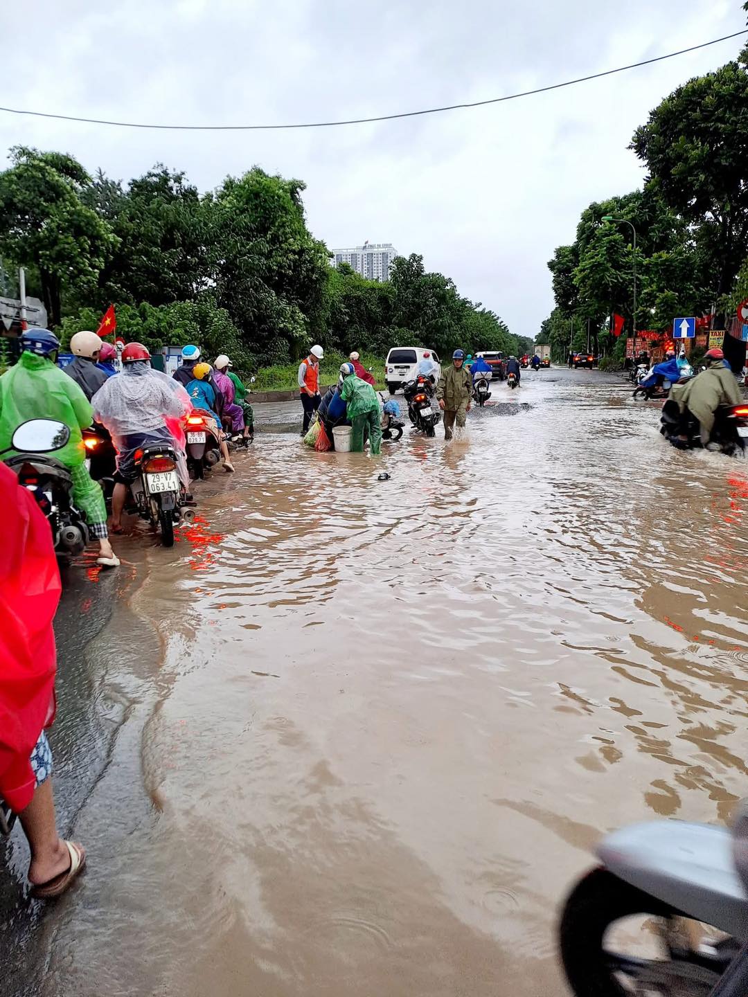 Trên các điểm nóng như Triều Khúc, Dương Nội (đoạn qua Đại học Phenikaa), Đại lộ Thăng Long... các phương tiện giao thông bị chết máy liên tục do ngập nước.