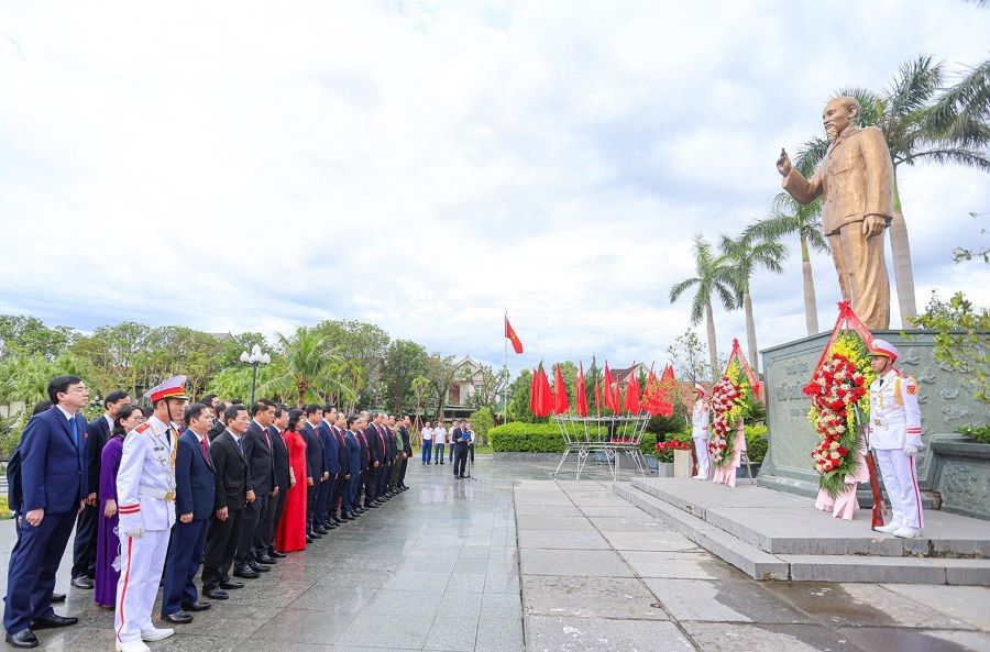 Đoàn đại biểu dự Đại hội Đảng bộ tỉnh dâng hương hoa báo công với Chủ tịch Hồ Chí Minh.