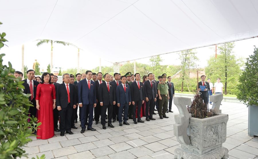 Đoàn đại biểu dâng hương tại Nhà thờ Bác Hồ.