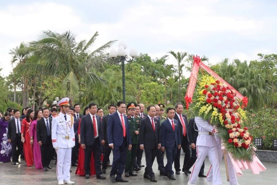 Hà Tĩnh: Đoàn đại biểu dự Đại hội đại biểu Đảng bộ tỉnh dâng hương báo công với Bác Hồ