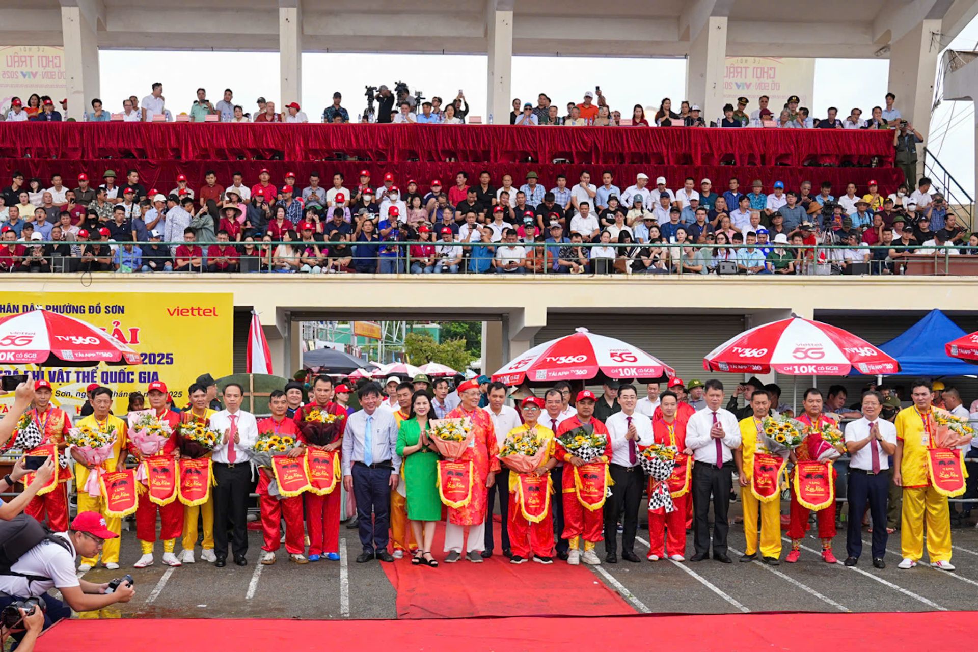 Ban Tổ chức trao Cờ lưu niệm cho các chủ trâu.