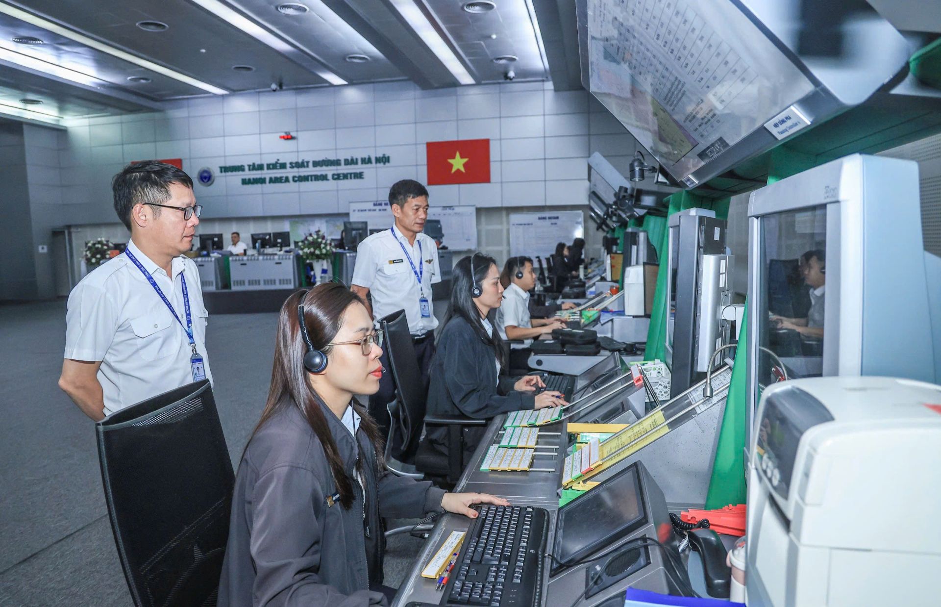 Lãnh đạo Trung tâm Kiểm soát đường dài Hà Nội tham chỉ đạo Kíp trực điều hành bay trước diễn biến thời tiếp phức tạp ngày 30/9/2025 Lãnh đạo Trung tâm Kiểm soát đường dài Hà Nội tham chỉ đạo Kíp trực điều hành bay trước diễn biến thời tiếp phức tạp ngày 30/9/2025