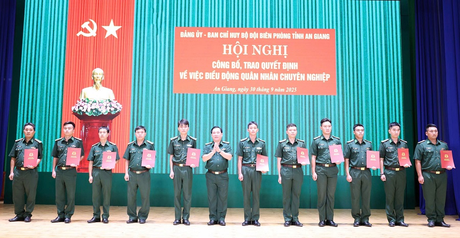 Trao quyết định điều động 83 quân nhân chuyên nghiệp