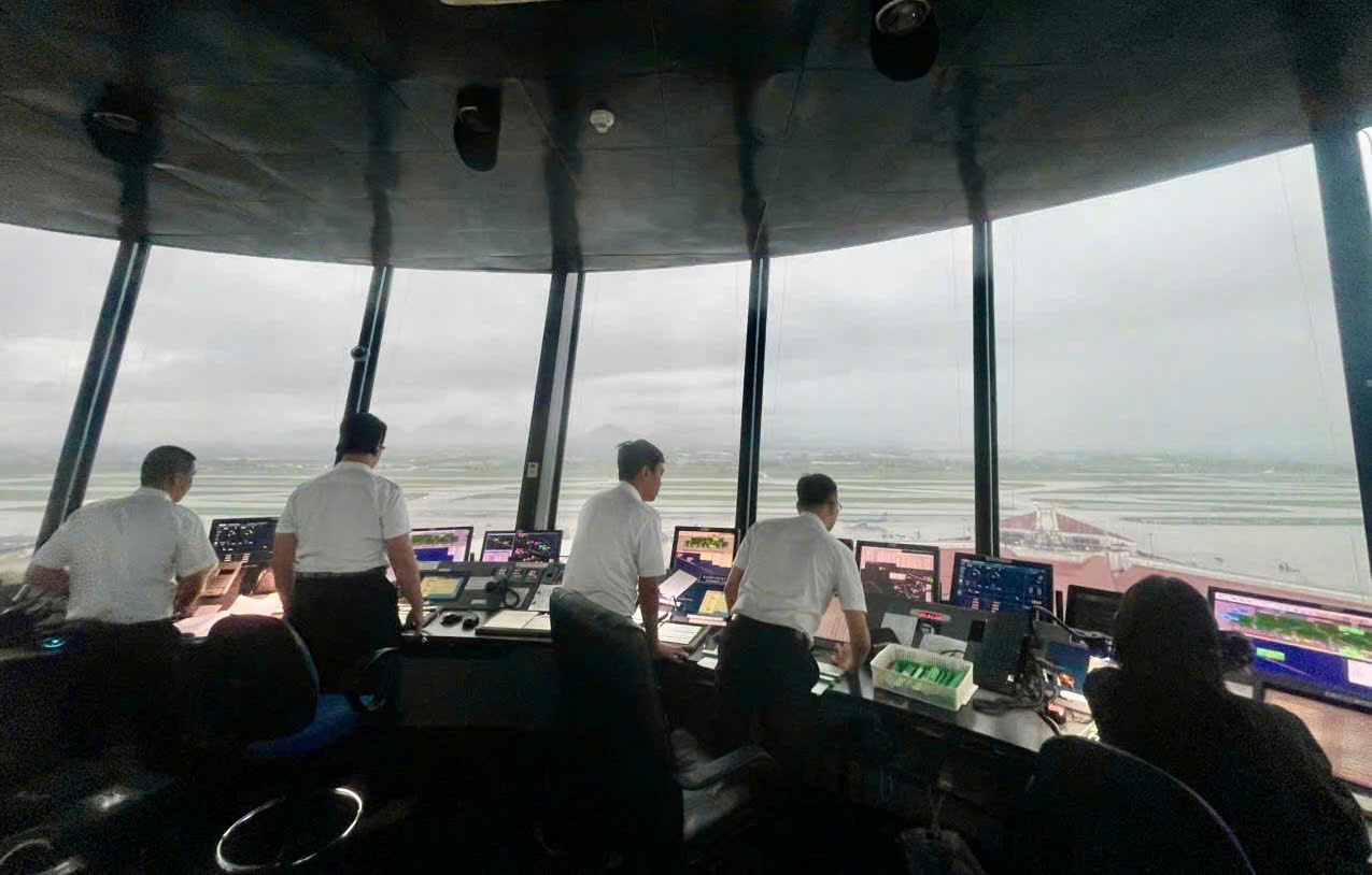 Cabin đài kiểm soát Không lưu nội Bài trước diễn biến thời tiết chiều nay Cabin đài kiểm soát Không lưu nội Bài trước diễn biến thời tiết chiều nay