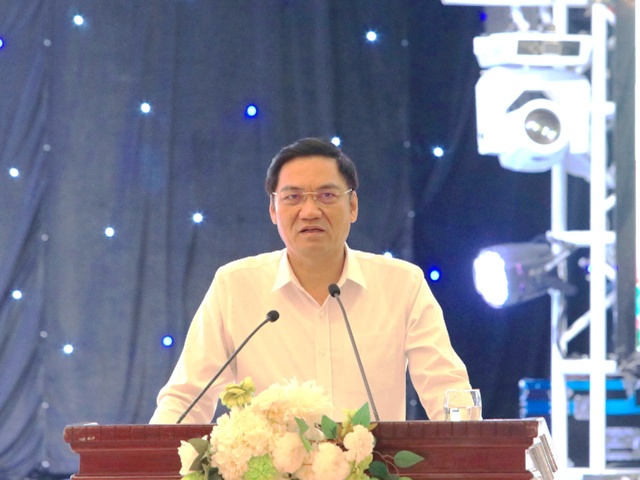 Phó Bí thư Thường trực Tỉnh ủy, Chủ tịch HĐND tỉnh Hoàng Nghĩa Hiếu phát biểu tại buổi hop báo.