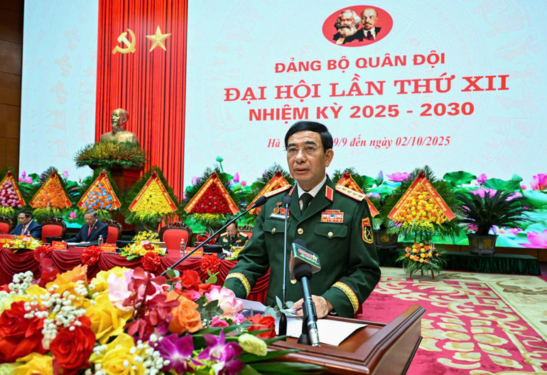 Đại tướng Phan Văn Giang, Ủy viên Bộ Chính trị, Phó Bí thư Quân ủy Trung ương, Bộ trưởng Quốc phòng, đọc diễn văn khai mạc Đại hội.