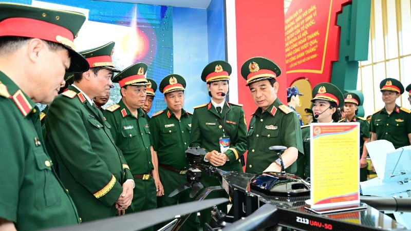 Đại tướng Phan Văn Giang kiểm tra khu trưng b&agrave;y trong nh&agrave; của Bộ Quốc ph&ograve;ng tại Triển l&atilde;m th&agrave;nh tựu đất nước. (Ảnh VIỆT TRUNG)