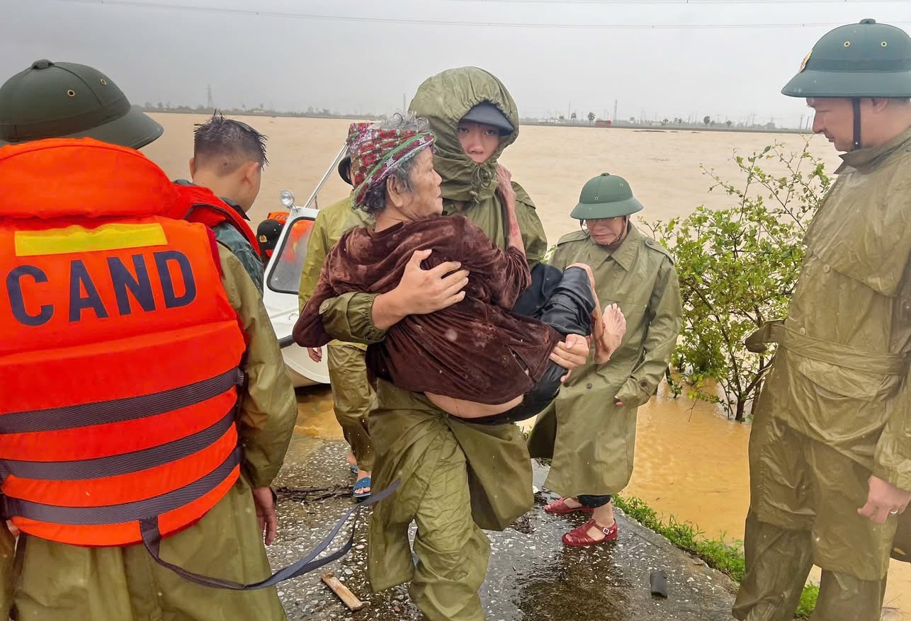 Lực lượng Cảnh sát PCCC và CNCH tổ chức di dời hơn 60 người già và trẻ em tại thôn Cồn Vàng, xã Nông Cống đến nơi an toàn